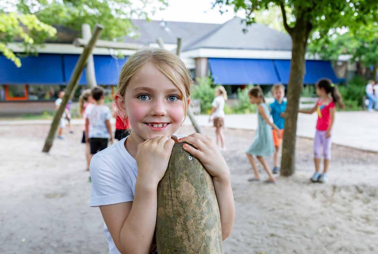 Kinderen spelen op het schoolplein van Protestants Christelijke Basisschool De Schakel in Leersum. Kinderen spelen op het schoolplein van Protestants Christelijke Basisschool De Schakel in Leersum.