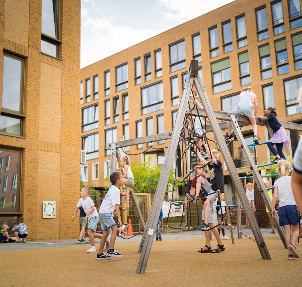 Kinderen spelen op het schoolplein van Protestants Christelijke Basisschool het Kompas in Krimpen aan den IJssel. Kinderen spelen op het schoolplein van Protestants Christelijke Basisschool het Kompas in Krimpen aan den IJssel.
