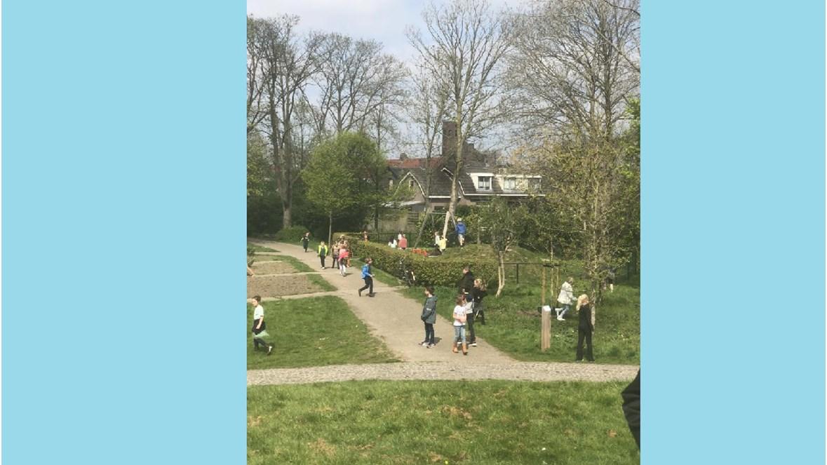 Kinderen spelen op het schoolplein van RK Basisschool De Vonder in Raamsdonksveer. Kinderen spelen op het schoolplein van RK Basisschool De Vonder in Raamsdonksveer.