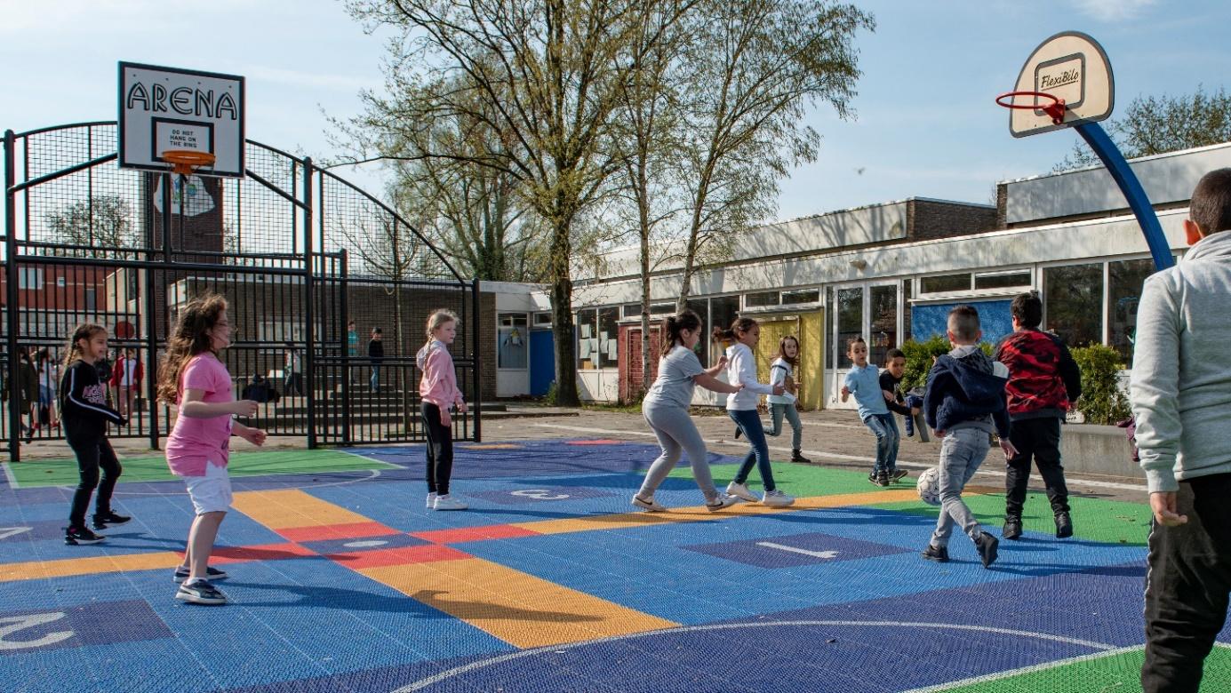 Kinderen spelen op het schoolplein van RK basisschool Paus Joannes in Zaandam. Kinderen spelen op het schoolplein van RK basisschool Paus Joannes in Zaandam.