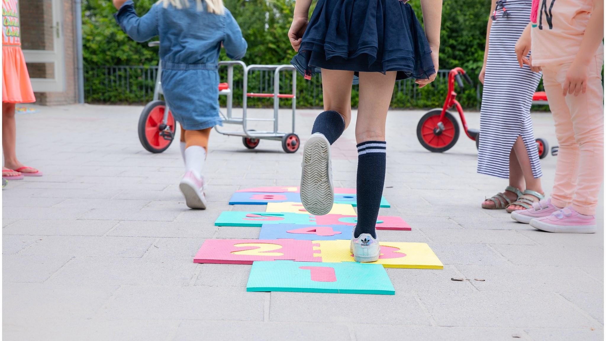 Kinderen spelen op het schoolplein van R.K. Basisschool WSKO De Achtsprong in De Lier. Kinderen spelen op het schoolplein van R.K. Basisschool WSKO De Achtsprong in De Lier.