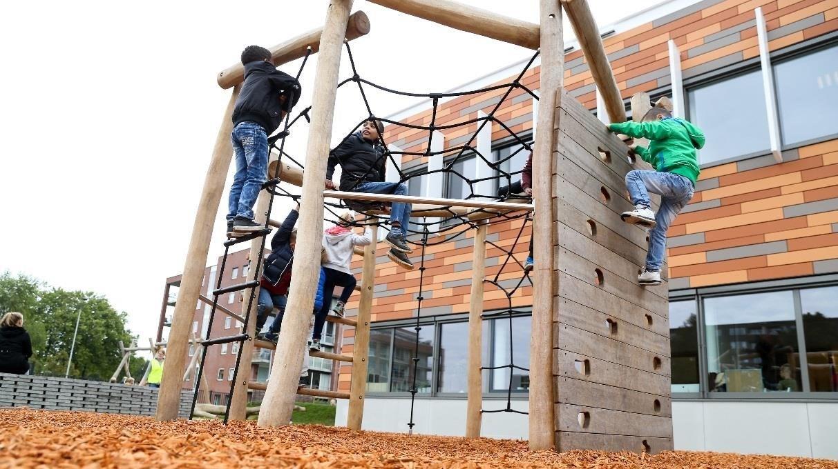 Kinderen spelen op het schoolplein van RK/PC Jenaplanschool Kristalla in Emmen. Kinderen spelen op het schoolplein van RK/PC Jenaplanschool Kristalla in Emmen.