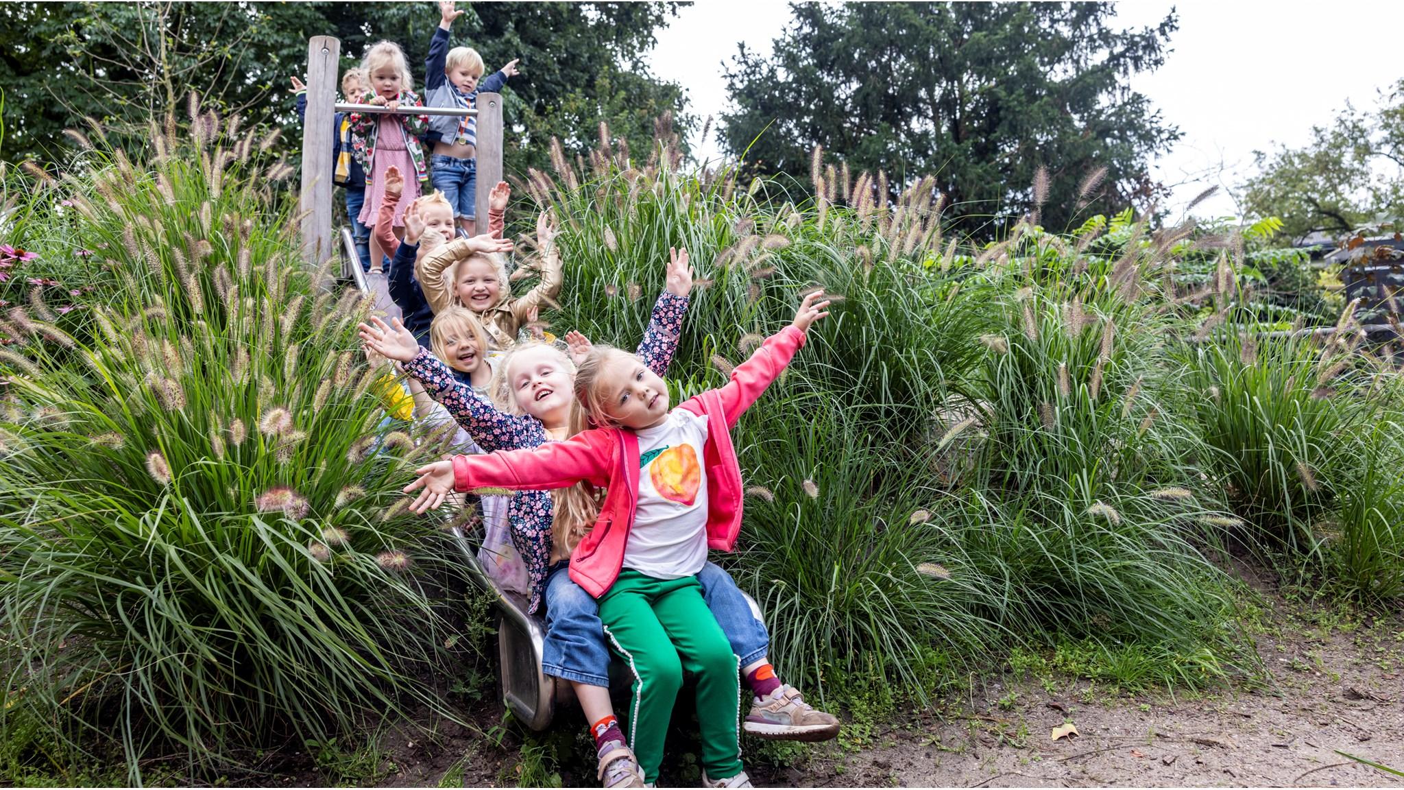 Kinderen spelen op het schoolplein van Rooms Katholieke Basisschool De Krugerstee in Vaassen. Kinderen spelen op het schoolplein van Rooms Katholieke Basisschool De Krugerstee in Vaassen.