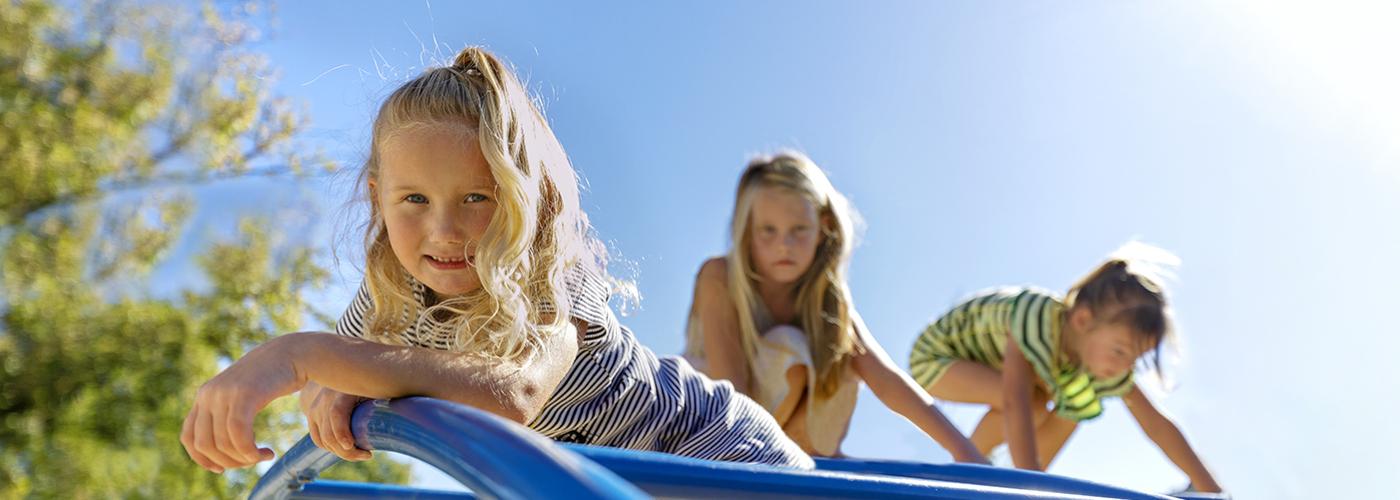 Kinderen spelen op het schoolplein van SBO 't Sterrenbos in Dieren.
