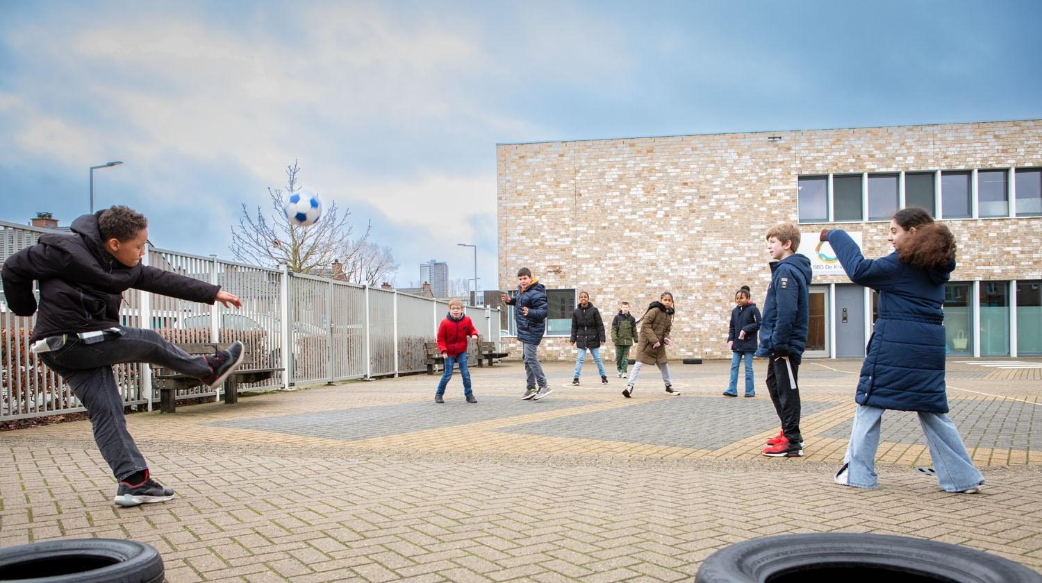 Kinderen spelen op het schoolplein van School voor Speciaal Basisonderwijs De Kring in Rotterdam. Kinderen spelen op het schoolplein van School voor Speciaal Basisonderwijs De Kring in Rotterdam.