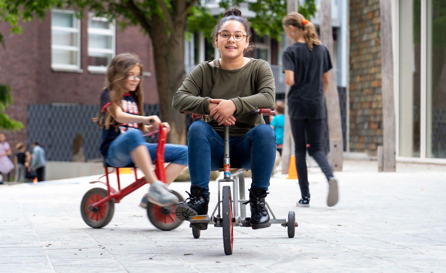 Kinderen spelen op het schoolplein van Synergieschool St Alfonsus voor basisonderwijs in Roermond. Kinderen spelen op het schoolplein van Synergieschool St Alfonsus voor basisonderwijs in Roermond.
