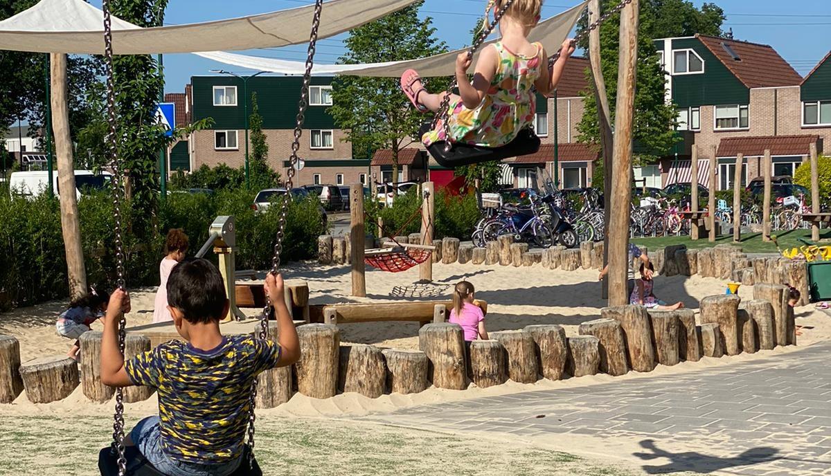 Kinderen spelen op het schoolplein van WereldKidz Achtbaan in Veenendaal. Kinderen spelen op het schoolplein van WereldKidz Achtbaan in Veenendaal.