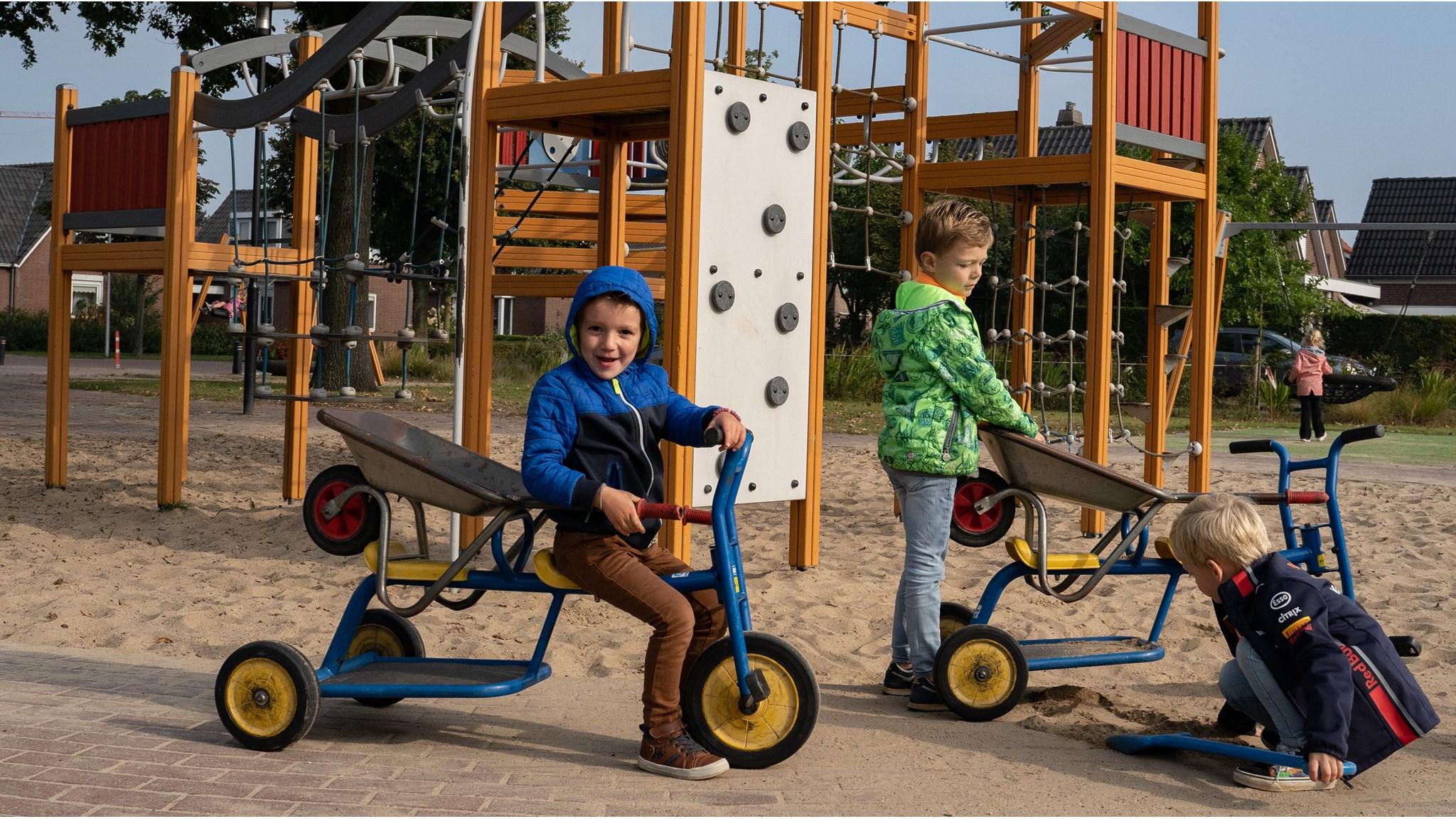 Kinderen spelen op het schoolplein van Willibrord in Denekamp met speeltoestellen en wheelbarrows. Kinderen spelen op het schoolplein van Willibrord in Denekamp met speeltoestellen en wheelbarrows.