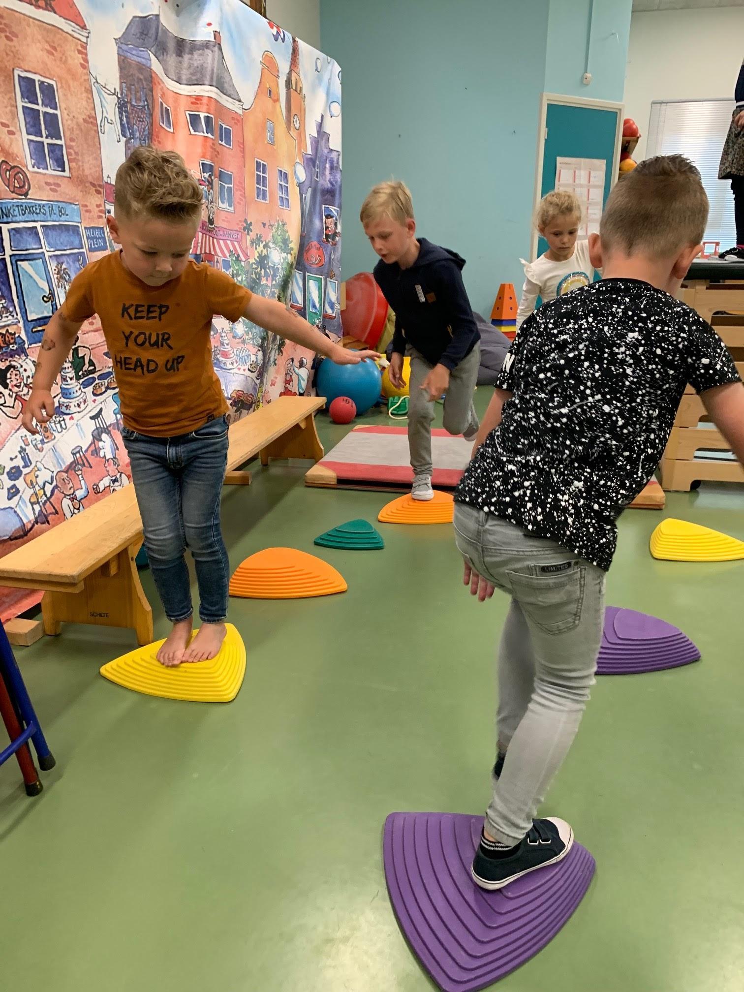 Kinderen spelen op kleurrijke balansspeeltoestellen in de kleuterruimte van De Wending in Roosendaal. Kinderen spelen op kleurrijke balansspeeltoestellen in de kleuterruimte van De Wending in Roosendaal.