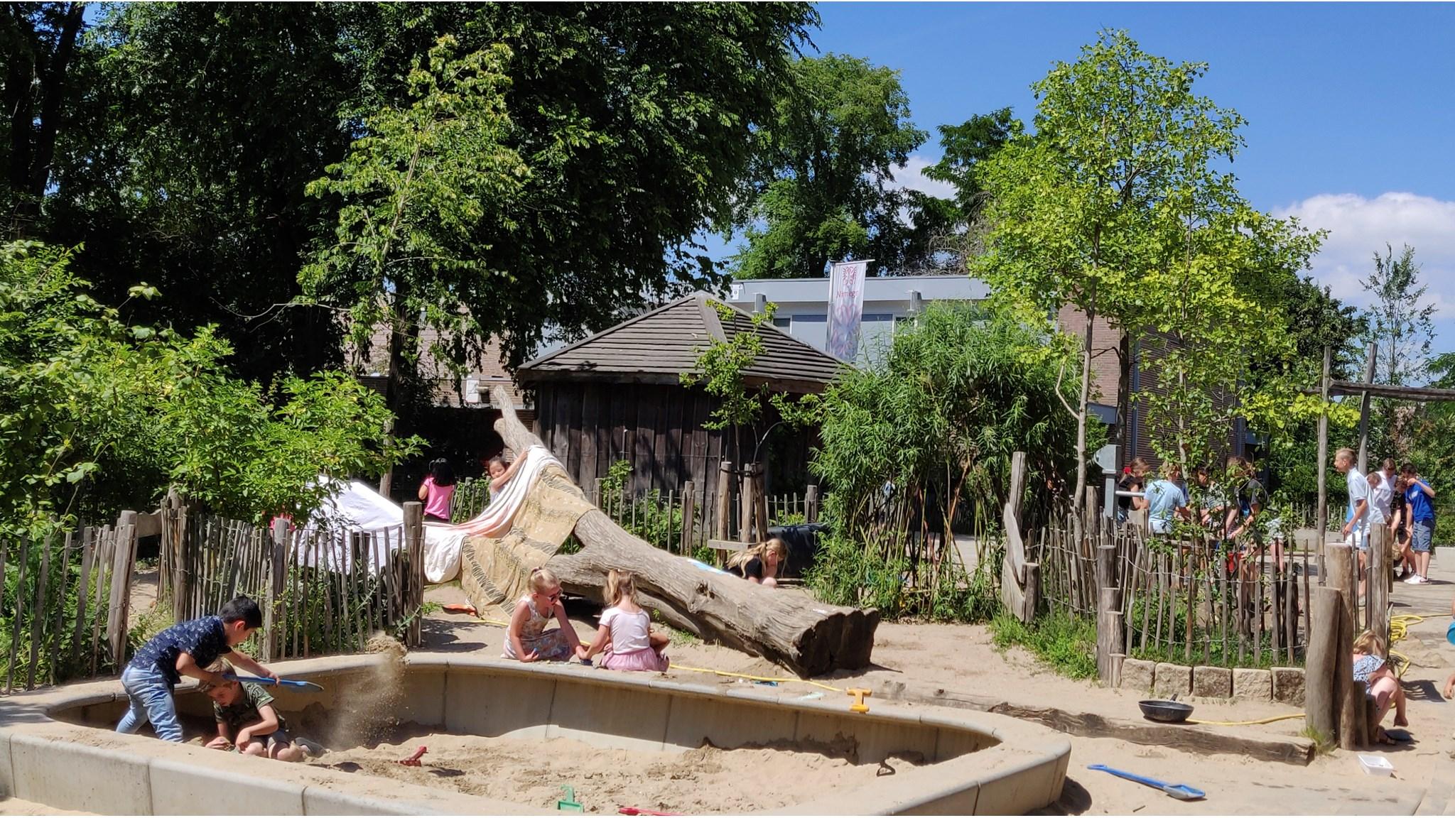 Kinderen spelen plezierig op het schoolplein van Brede School Prins Maurits in Nijmegen. Kinderen spelen plezierig op het schoolplein van Brede School Prins Maurits in Nijmegen.