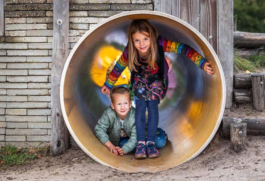 Kinderen spelen samen in de buis op het schoolplein van Protestants Christelijke Basisschool De Regenboog in Kortenhoef. Kinderen spelen samen in de buis op het schoolplein van Protestants Christelijke Basisschool De Regenboog in Kortenhoef.