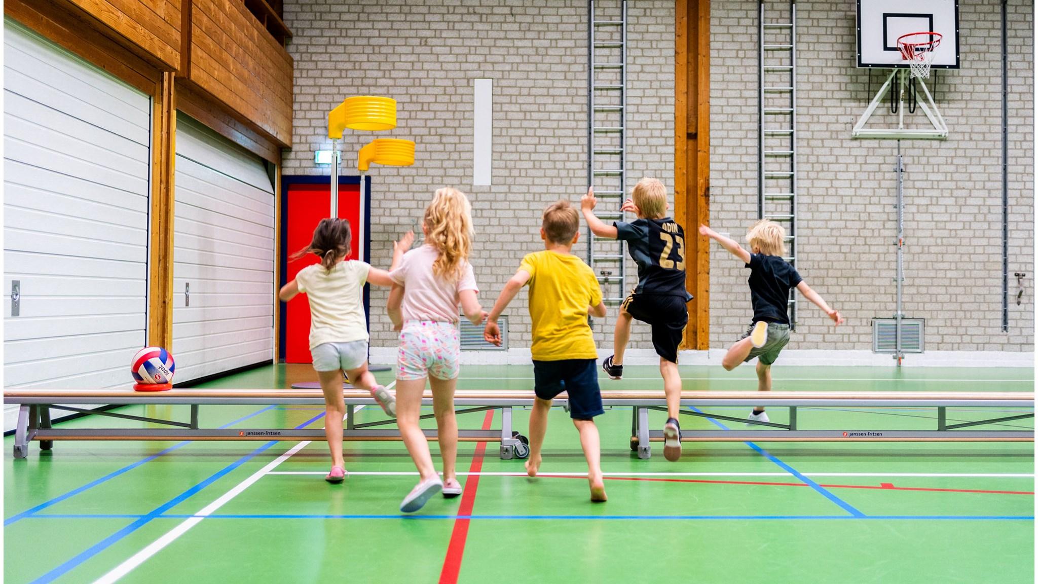 Kinderen spelen samen in de gymzaal van de Johannesschool in Pijnacker. Kinderen spelen samen in de gymzaal van de Johannesschool in Pijnacker.