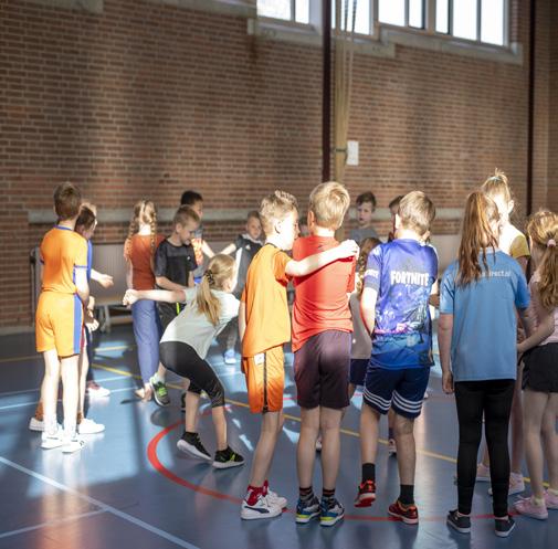 Kinderen spelen samen in de gymzaal van rooms-katholieke basisschool Sinte Lucij in Steensel. Kinderen spelen samen in de gymzaal van rooms-katholieke basisschool Sinte Lucij in Steensel.