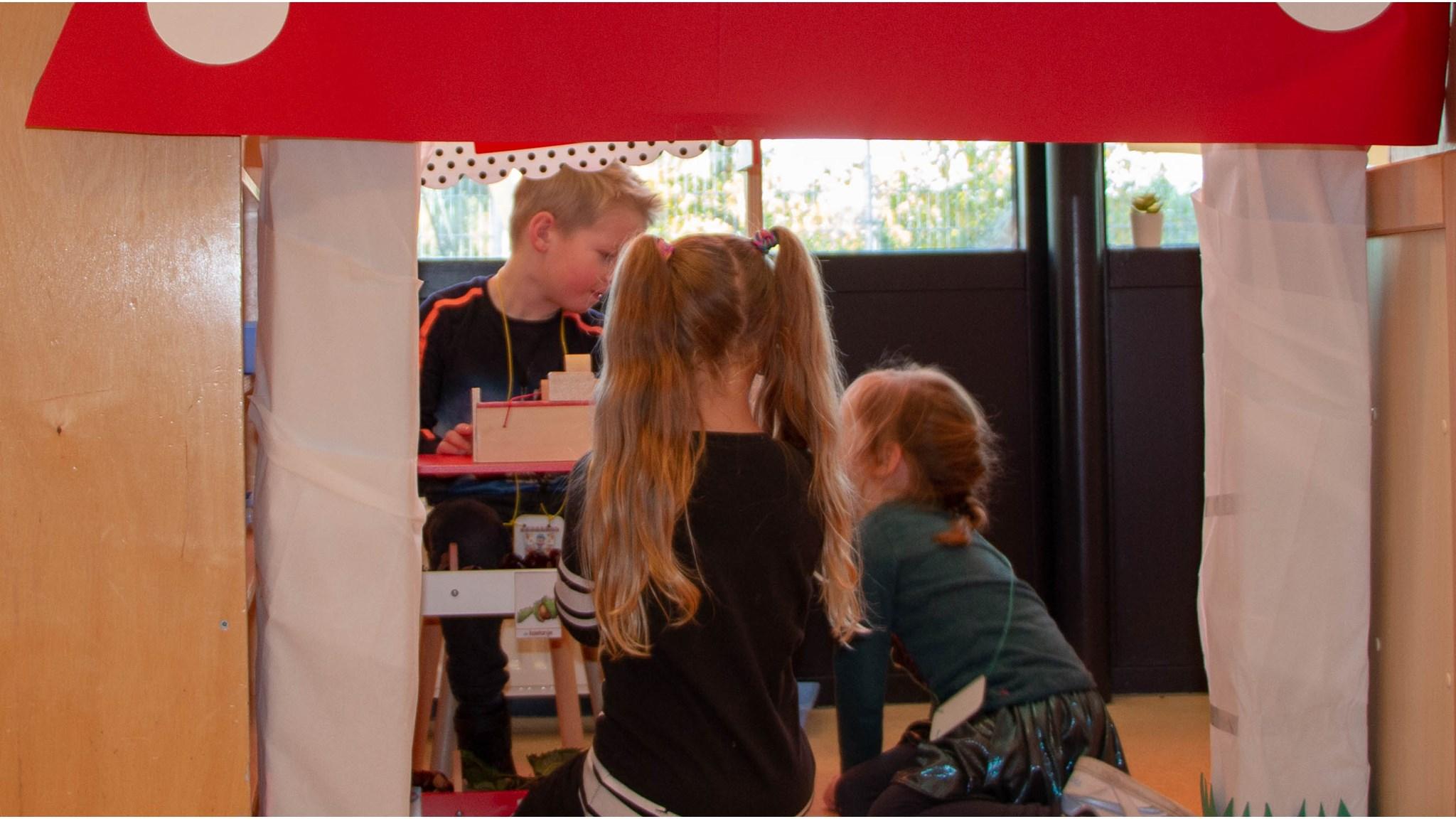 Kinderen spelen samen in de speelhoek van Openbare Basisschool De Singelier in Diever. Kinderen spelen samen in de speelhoek van Openbare Basisschool De Singelier in Diever.