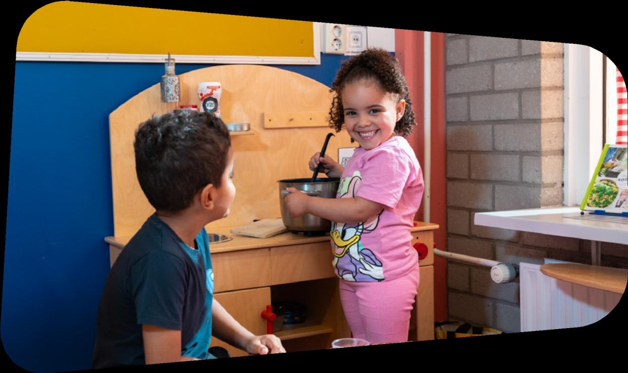 Kinderen spelen samen in de speelhoek van sbo de Vlinder in Rotterdam.