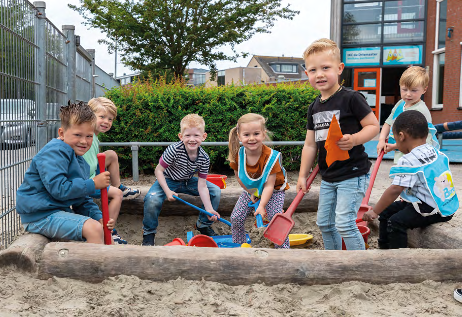 Kinderen spelen samen in de zandbak op het schoolplein van IKC de Driemaster in Hoek van Holland. Kinderen spelen samen in de zandbak op het schoolplein van IKC de Driemaster in Hoek van Holland.