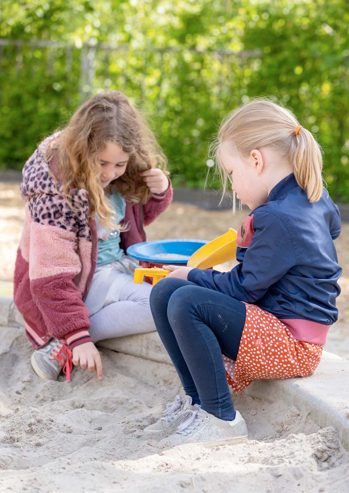 Kinderen spelen samen in de zandbak op het schoolplein van Wethouder Van Eupen in Eindhoven. Kinderen spelen samen in de zandbak op het schoolplein van Wethouder Van Eupen in Eindhoven.