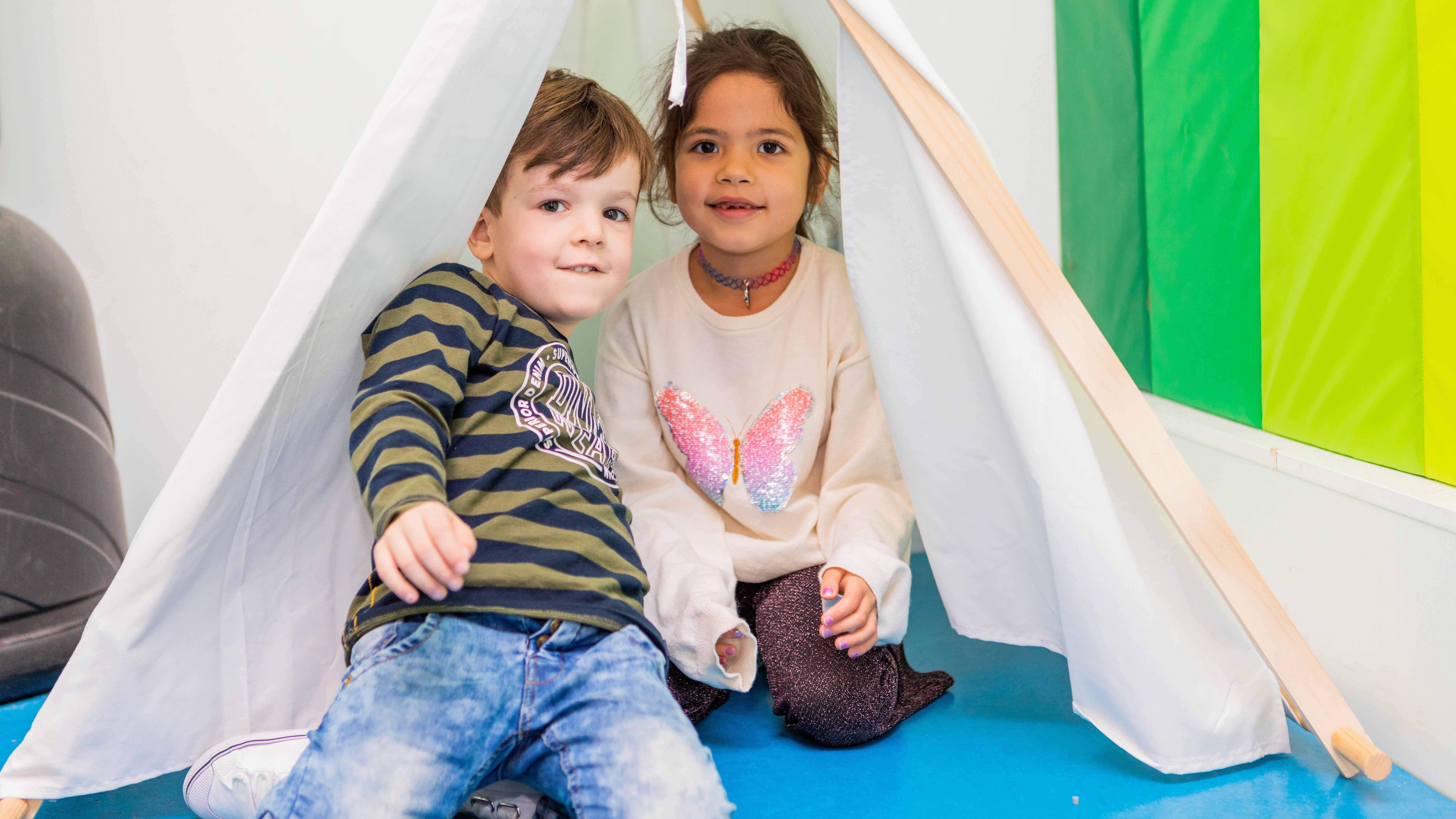 Kinderen spelen samen in een tent in Kids College te Wilnis. Kinderen spelen samen in een tent in Kids College te Wilnis.