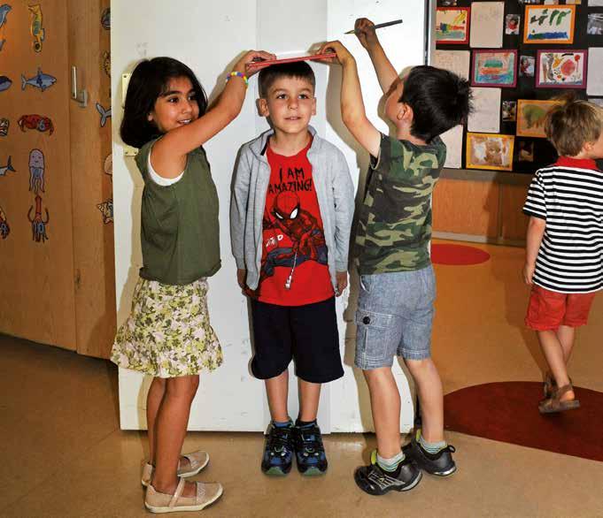Kinderen spelen samen in het klaslokaal van de Amsterdam International Community School (AICS) in Amsterdam. Kinderen spelen samen in het klaslokaal van de Amsterdam International Community School (AICS) in Amsterdam.