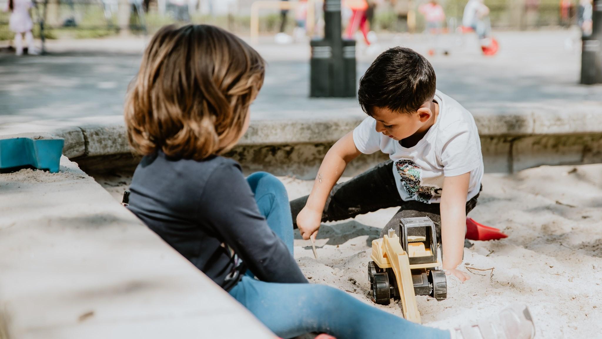 Kinderen spelen samen in het zand op het schoolplein van IKC De Hunenborg in Hengelo. Kinderen spelen samen in het zand op het schoolplein van IKC De Hunenborg in Hengelo.