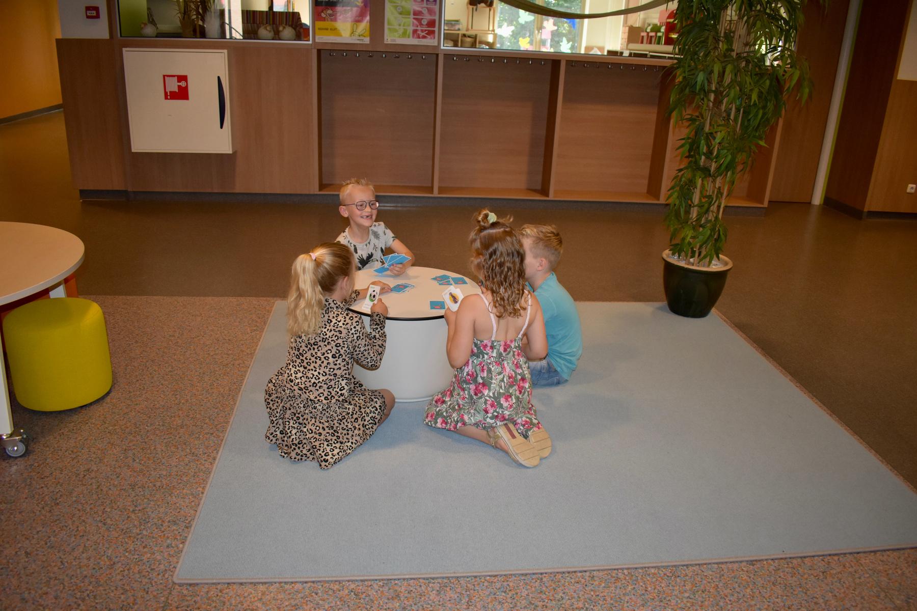 Kinderen spelen samen met kaarten in het speellokaal van IKC Franciscus in Babberich. Kinderen spelen samen met kaarten in het speellokaal van IKC Franciscus in Babberich.