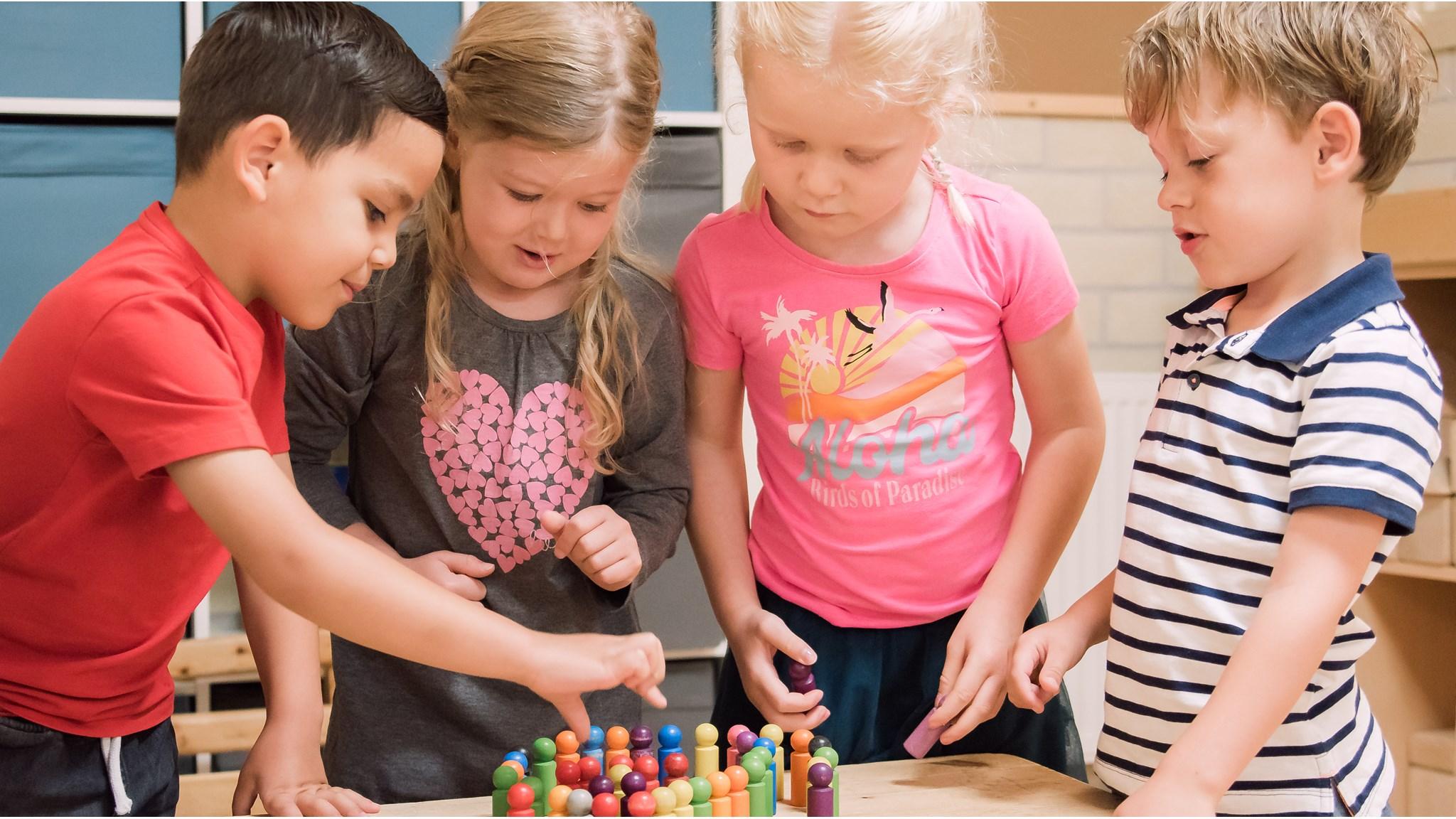Kinderen spelen samen met kleurrijke blokken in de klas van basisschool Het Mozaïek in Alphen aan den Rijn. Kinderen spelen samen met kleurrijke blokken in de klas van basisschool Het Mozaïek in Alphen aan den Rijn.