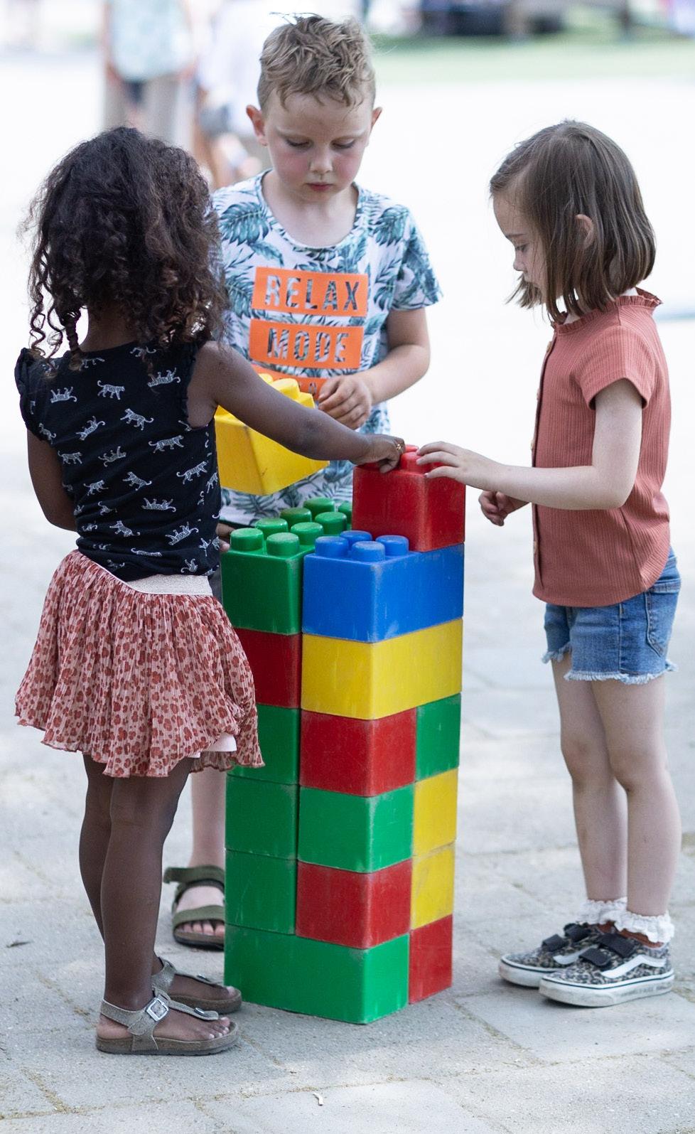 Kinderen spelen samen met kleurrijke blokken op het schoolplein van Rooms Katholieke Basisschool Willibrord in Bodegraven. Kinderen spelen samen met kleurrijke blokken op het schoolplein van Rooms Katholieke Basisschool Willibrord in Bodegraven.