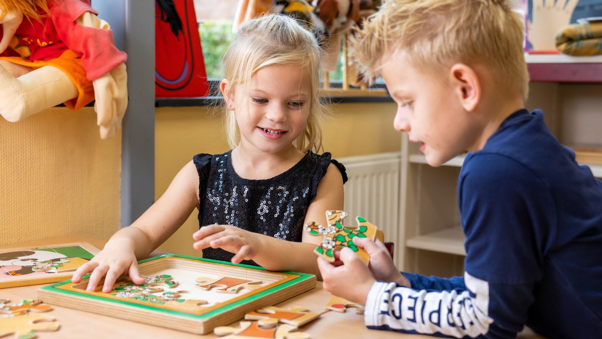 Kinderen spelen samen met puzzels in de klas van SBO Park en Dijk in Gouda. Kinderen spelen samen met puzzels in de klas van SBO Park en Dijk in Gouda.