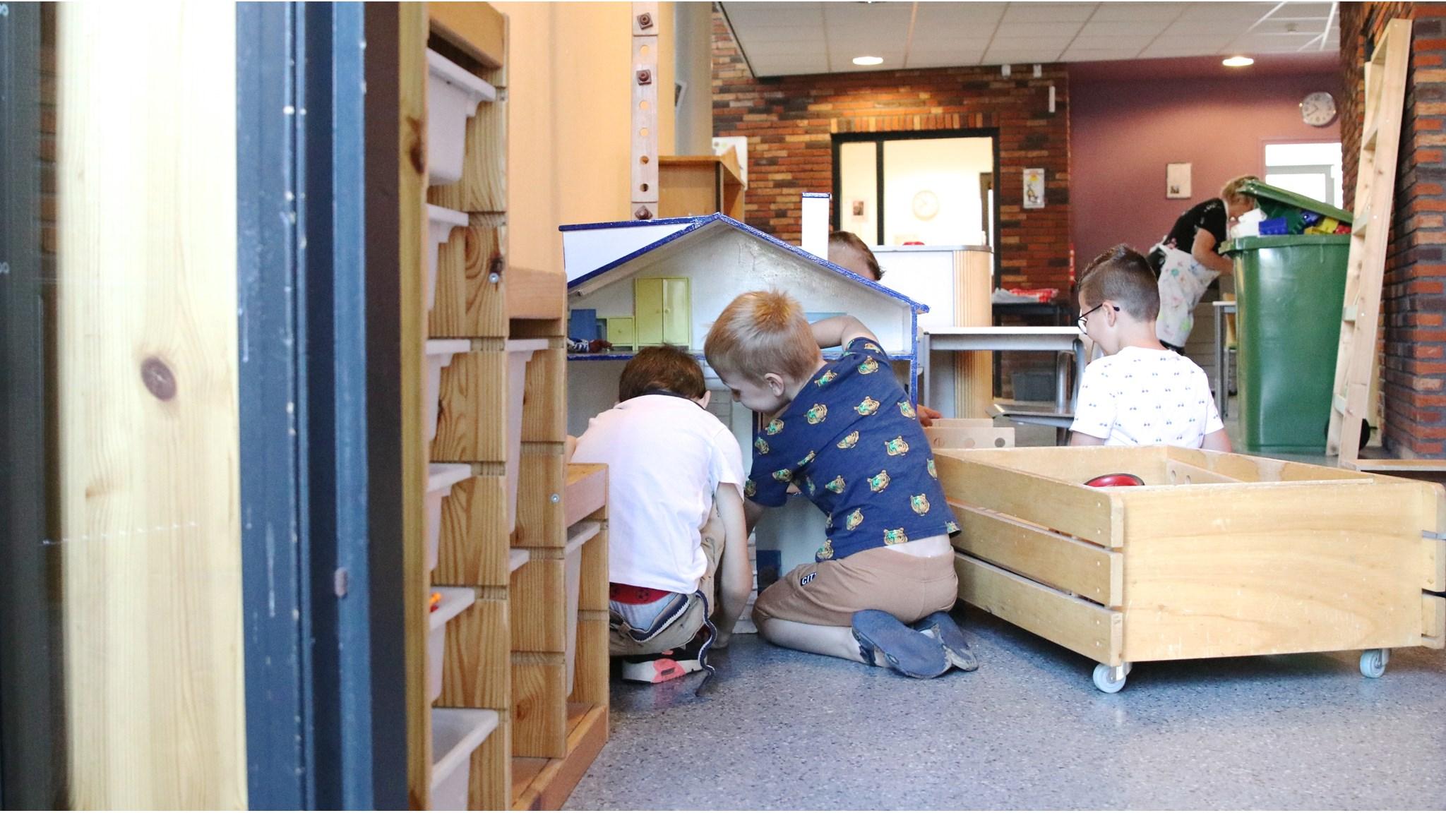 Kinderen spelen samen met speelgoed in SBO Het Palet in Klundert. Kinderen spelen samen met speelgoed in SBO Het Palet in Klundert.