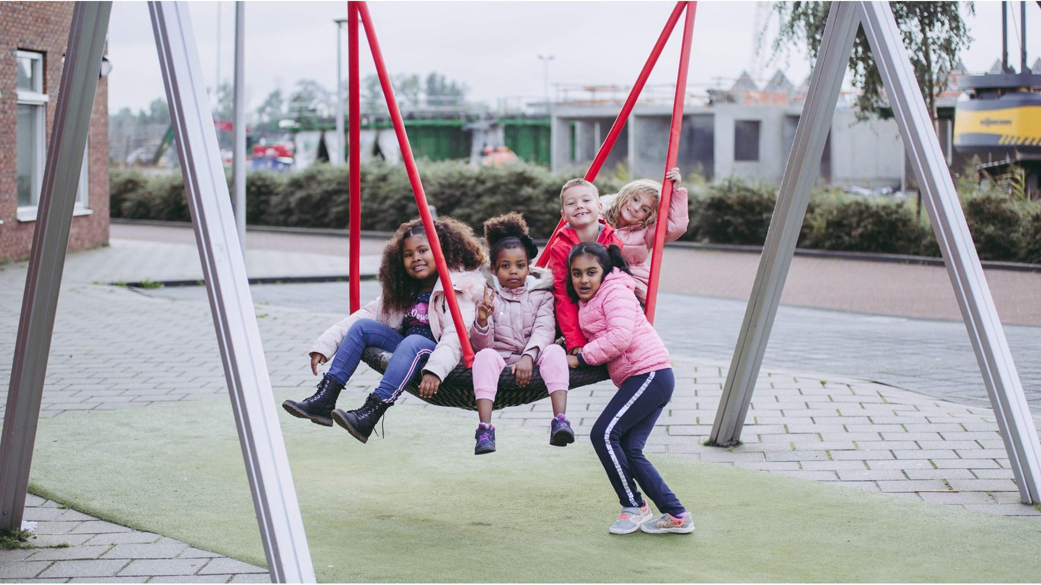 Kinderen spelen samen op de schommel op het schoolplein van De Blinker Basisschool in Kerk-Avezaath (Gem. Buren). Kinderen spelen samen op de schommel op het schoolplein van De Blinker Basisschool in Kerk-Avezaath (Gem. Buren).
