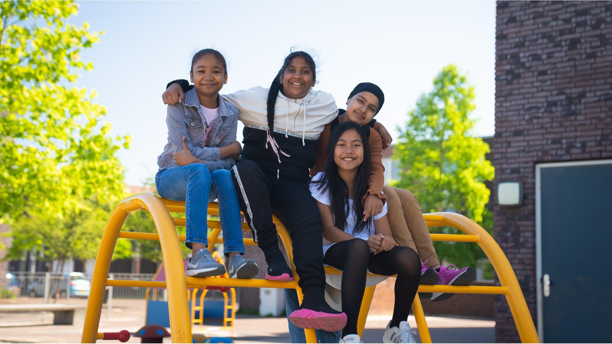 Kinderen spelen samen op de speelplaats van De Kleine Wereld in Almere. Kinderen spelen samen op de speelplaats van De Kleine Wereld in Almere.