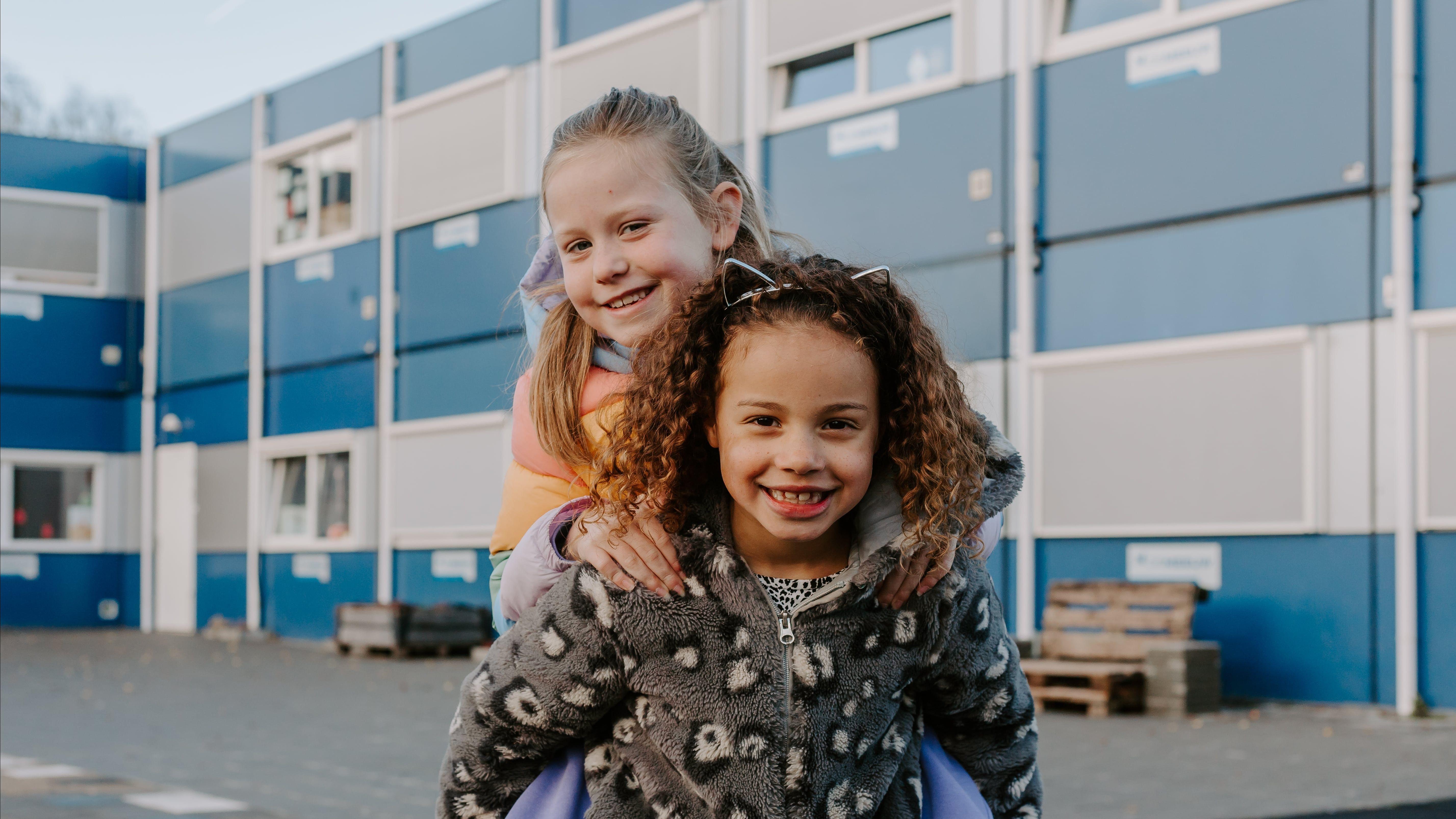 Kinderen spelen samen op het schoolplein van Archipelschool Theo Thijssen in Vlissingen. Kinderen spelen samen op het schoolplein van Archipelschool Theo Thijssen in Vlissingen.