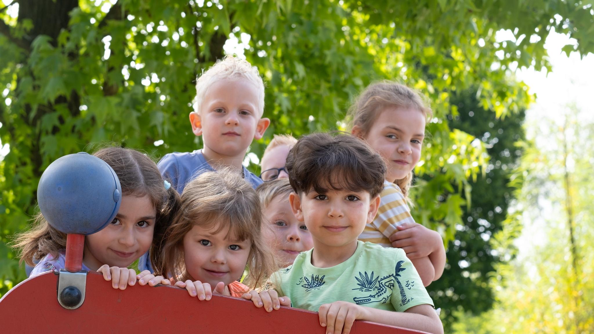 Kinderen spelen samen op het schoolplein van Basisschool Bonifatius in Enschede. Kinderen spelen samen op het schoolplein van Basisschool Bonifatius in Enschede.