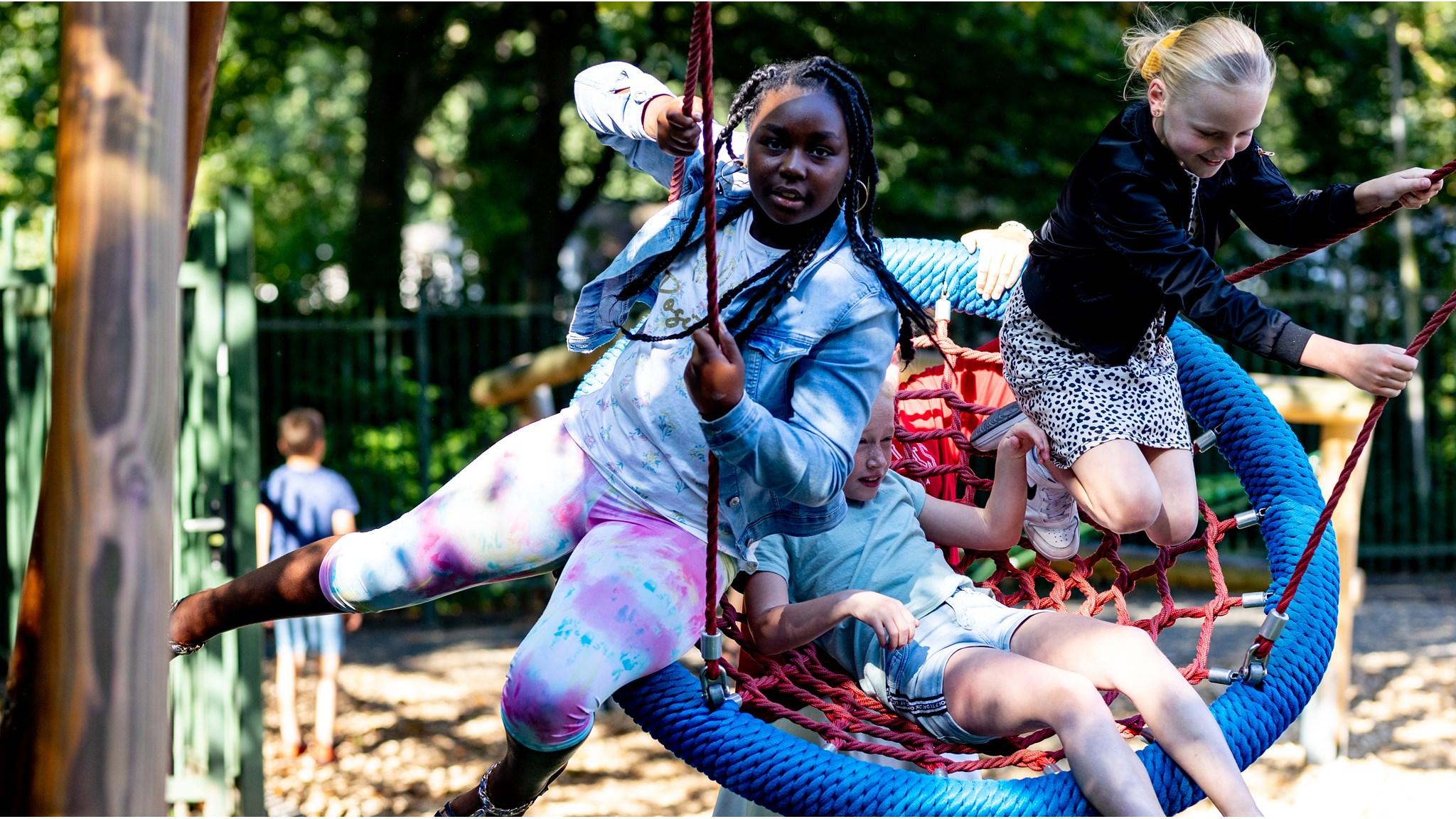 Kinderen spelen samen op het schoolplein van Basisschool De Cirkel in Gouda. Kinderen spelen samen op het schoolplein van Basisschool De Cirkel in Gouda.