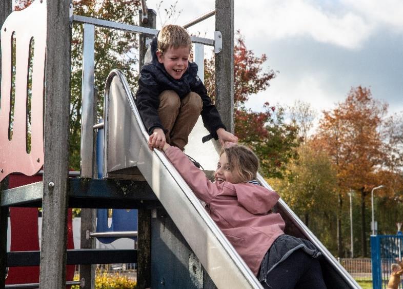 Kinderen spelen samen op het schoolplein van Basisschool De Horizon in Grashoek. Kinderen spelen samen op het schoolplein van Basisschool De Horizon in Grashoek.