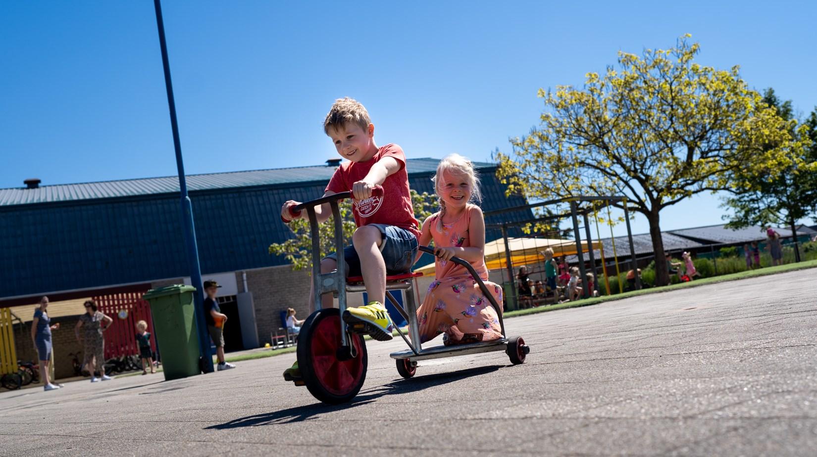 Kinderen spelen samen op het schoolplein van Basisschool De Hovenier in Montfort. Kinderen spelen samen op het schoolplein van Basisschool De Hovenier in Montfort.