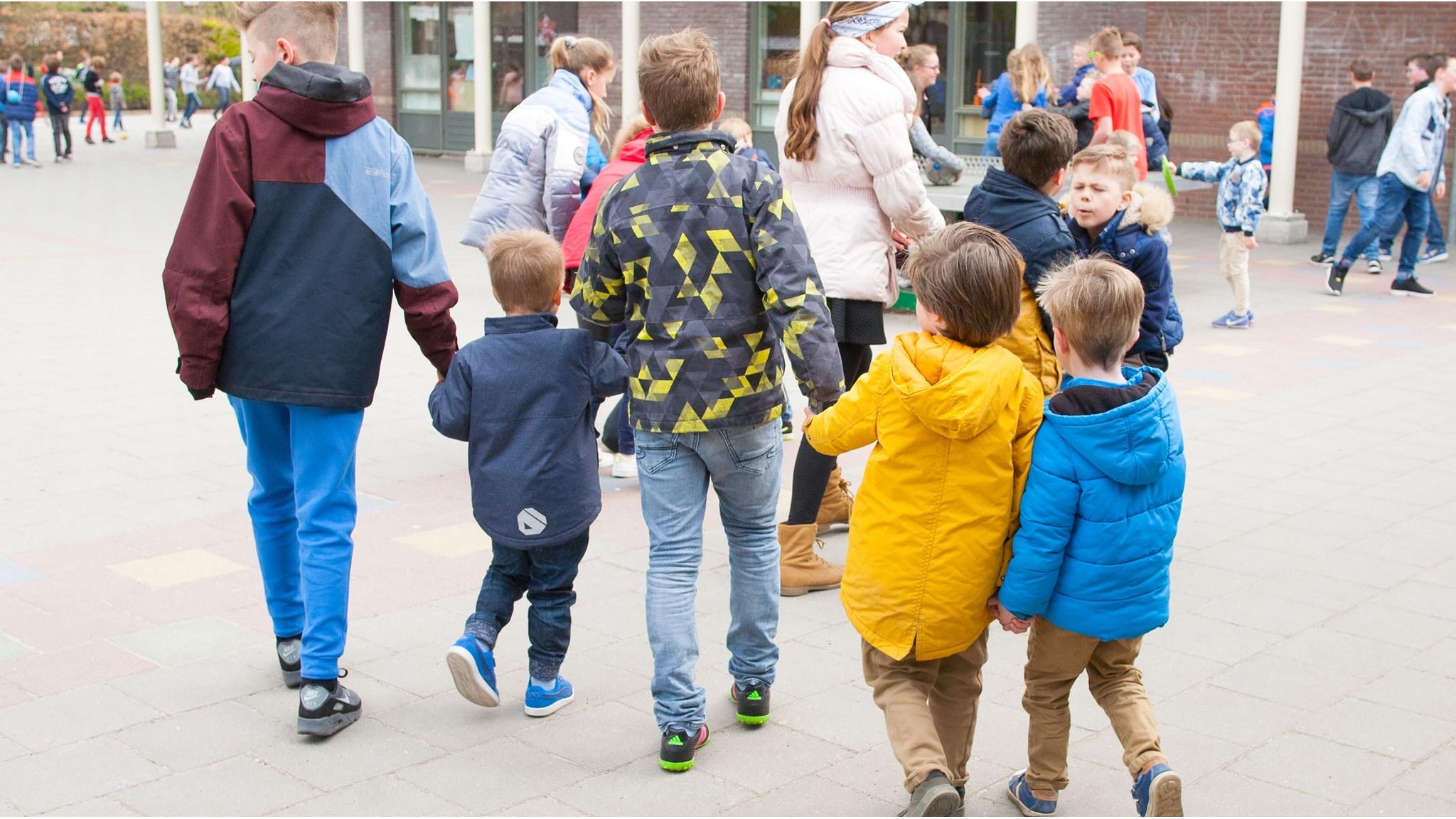 Kinderen spelen samen op het schoolplein van Basisschool De Langenoord in Hoogland. Kinderen spelen samen op het schoolplein van Basisschool De Langenoord in Hoogland.