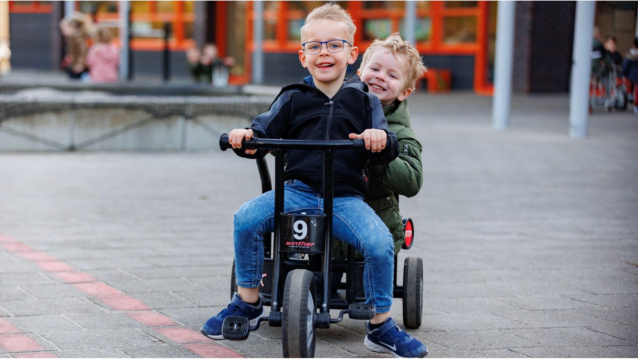 Kinderen spelen samen op het schoolplein van Basisschool Sint Jozef in Lithoijen. Kinderen spelen samen op het schoolplein van Basisschool Sint Jozef in Lithoijen.