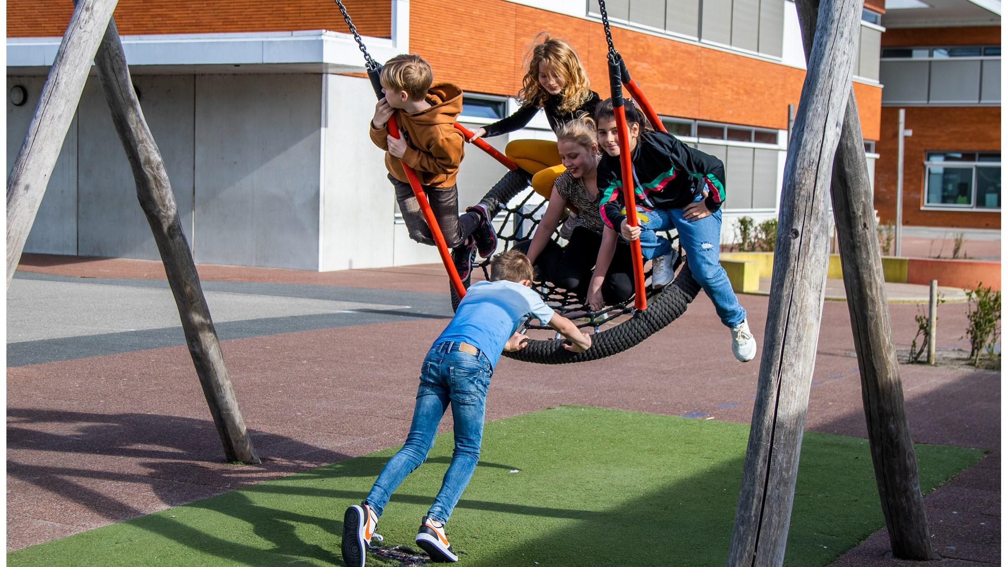 Kinderen spelen samen op het schoolplein van Blink in Vleuten. Kinderen spelen samen op het schoolplein van Blink in Vleuten.