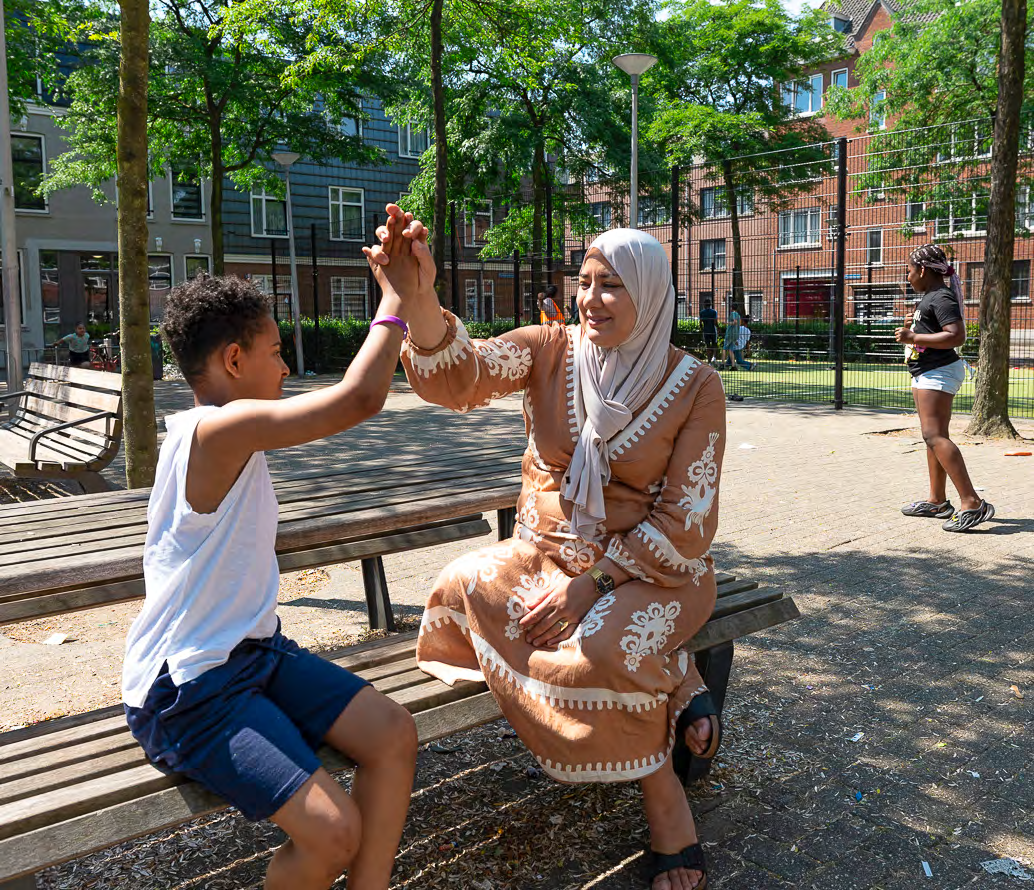 Kinderen spelen samen op het schoolplein van CBS Mozaïek in Rotterdam.