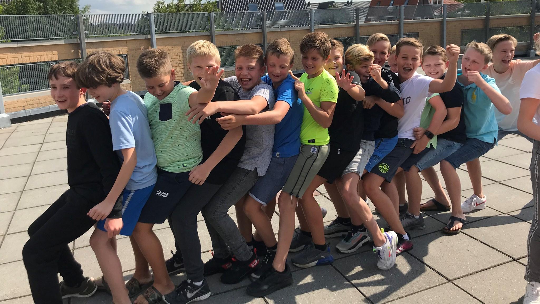 Kinderen spelen samen op het schoolplein van De Brug in Aalsmeer.