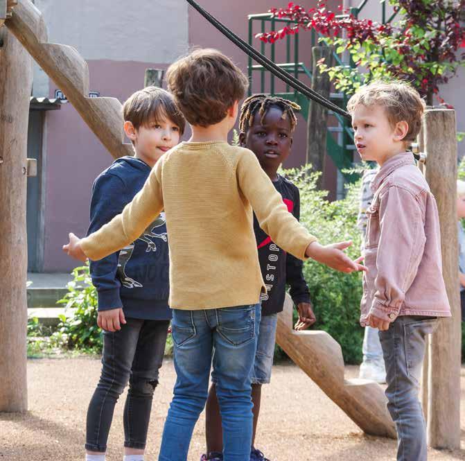 Kinderen spelen samen op het schoolplein van de Jan Ligthartschool in Arnhem. Kinderen spelen samen op het schoolplein van de Jan Ligthartschool in Arnhem.