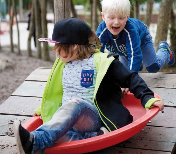 Kinderen spelen samen op het schoolplein van de Lorentzschool in Leiden. Kinderen spelen samen op het schoolplein van de Lorentzschool in Leiden.