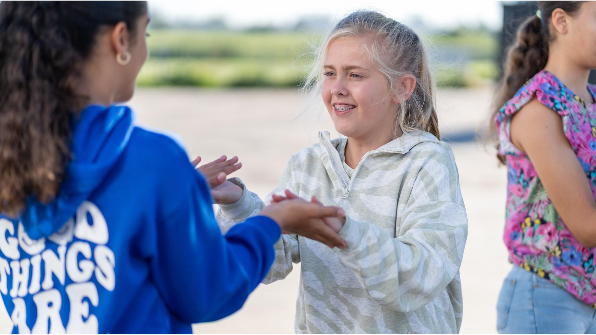 Kinderen spelen samen op het schoolplein van de Mariaschool in Pijnacker. Kinderen spelen samen op het schoolplein van de Mariaschool in Pijnacker.