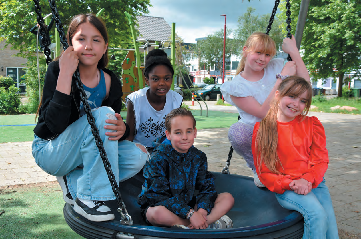 Kinderen spelen samen op het schoolplein van de Mauritsschool in Nieuwegein. Kinderen spelen samen op het schoolplein van de Mauritsschool in Nieuwegein.
