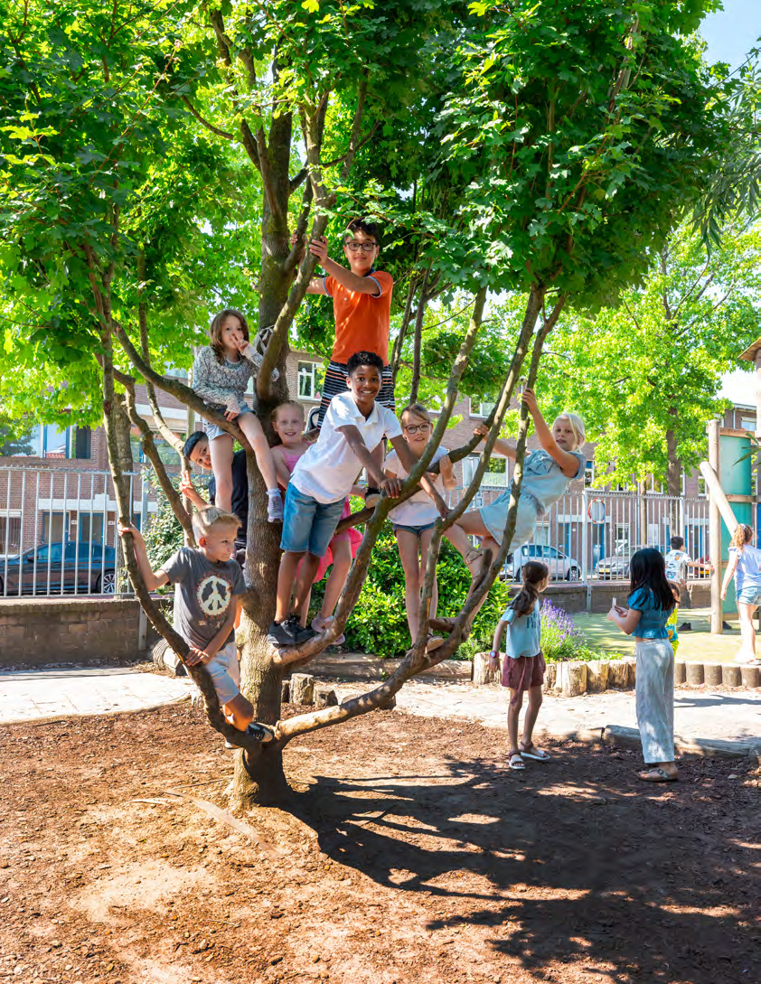 Kinderen spelen samen op het schoolplein van de Prins Mauritsschool in Delft. Kinderen spelen samen op het schoolplein van de Prins Mauritsschool in Delft.