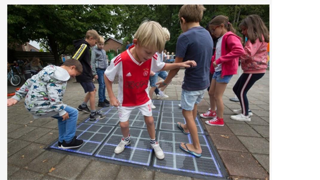 Kinderen spelen samen op het schoolplein van de Roncallischool in Velp (Gelderland). Kinderen spelen samen op het schoolplein van de Roncallischool in Velp (Gelderland).