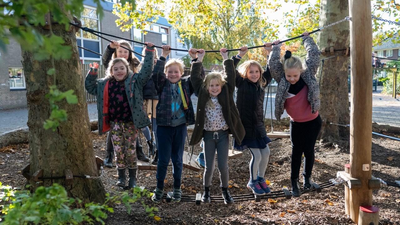 Kinderen spelen samen op het schoolplein van De Toermalijn in Driehuis. Kinderen spelen samen op het schoolplein van De Toermalijn in Driehuis.