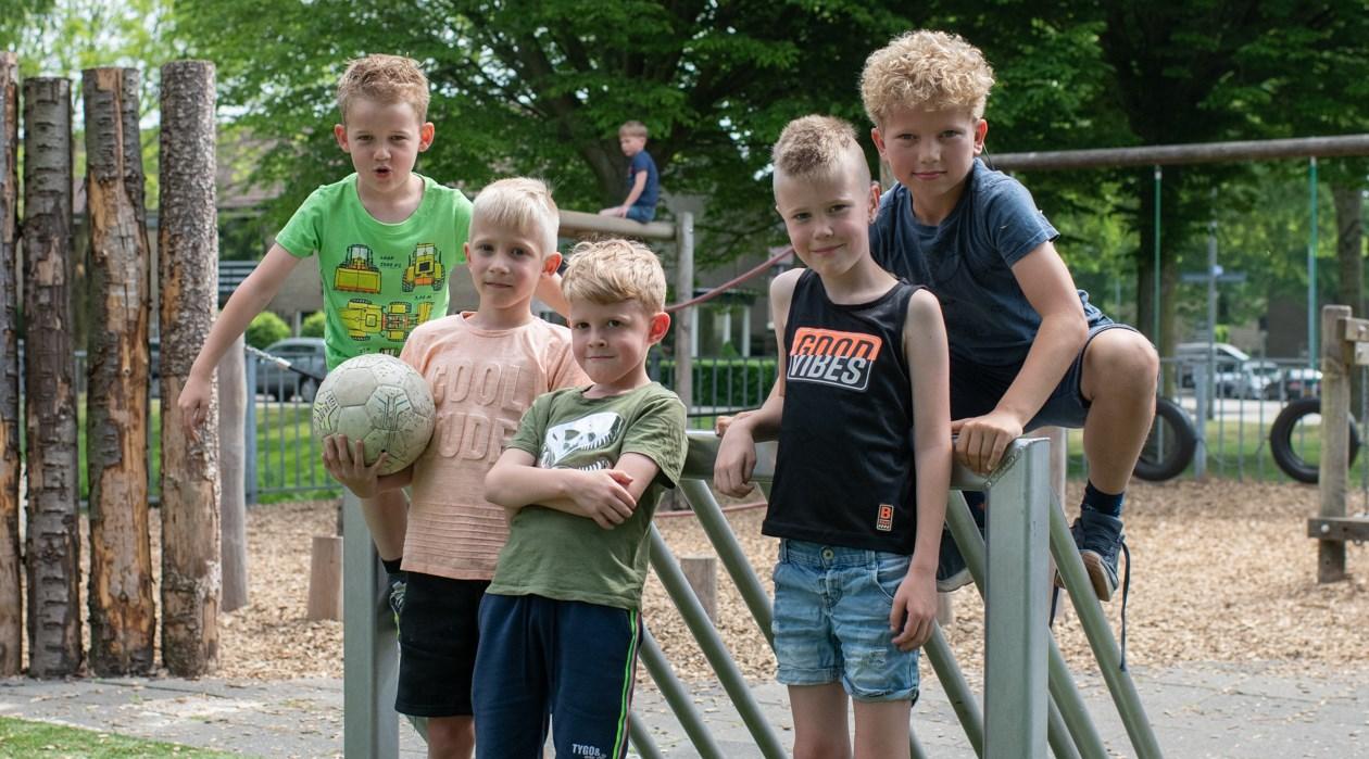 Kinderen spelen samen op het schoolplein van De Vliegeniers in Barneveld. Kinderen spelen samen op het schoolplein van De Vliegeniers in Barneveld.