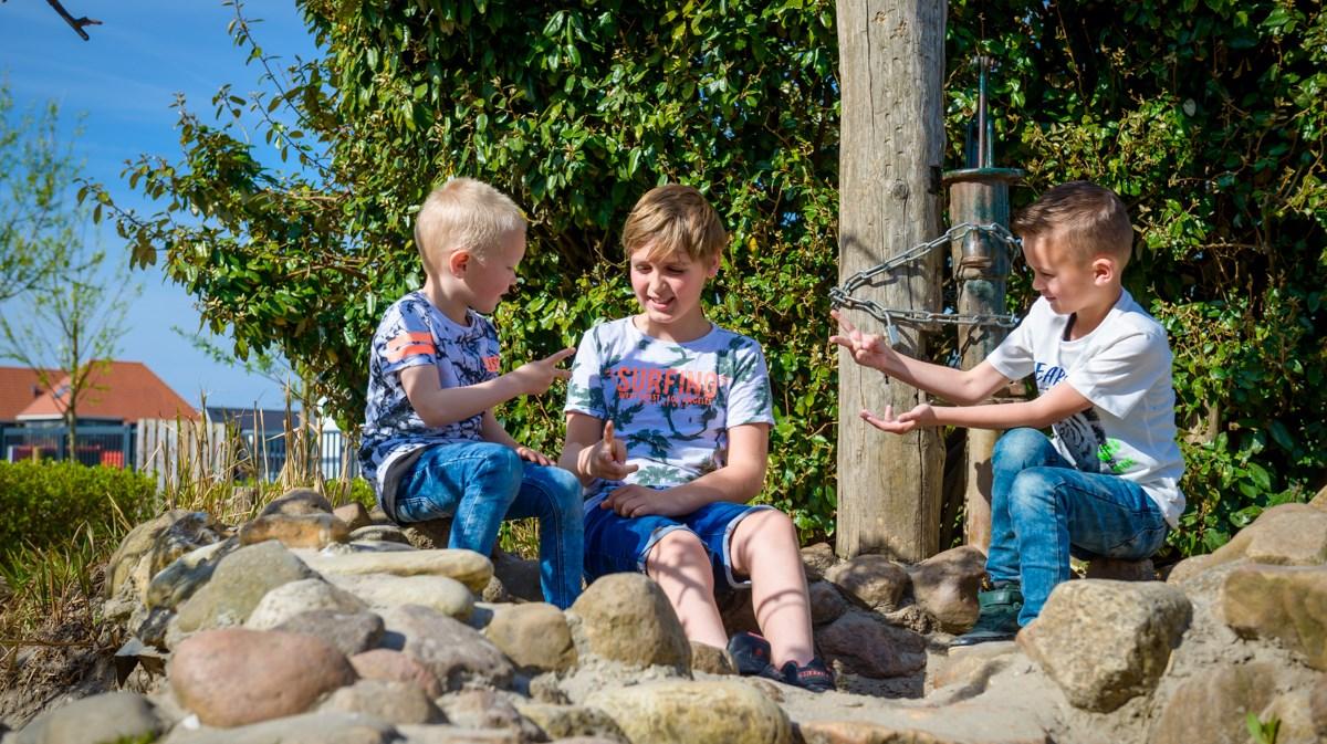 Kinderen spelen samen op het schoolplein van IKC De Kroon in Anna Paulowna. Kinderen spelen samen op het schoolplein van IKC De Kroon in Anna Paulowna.